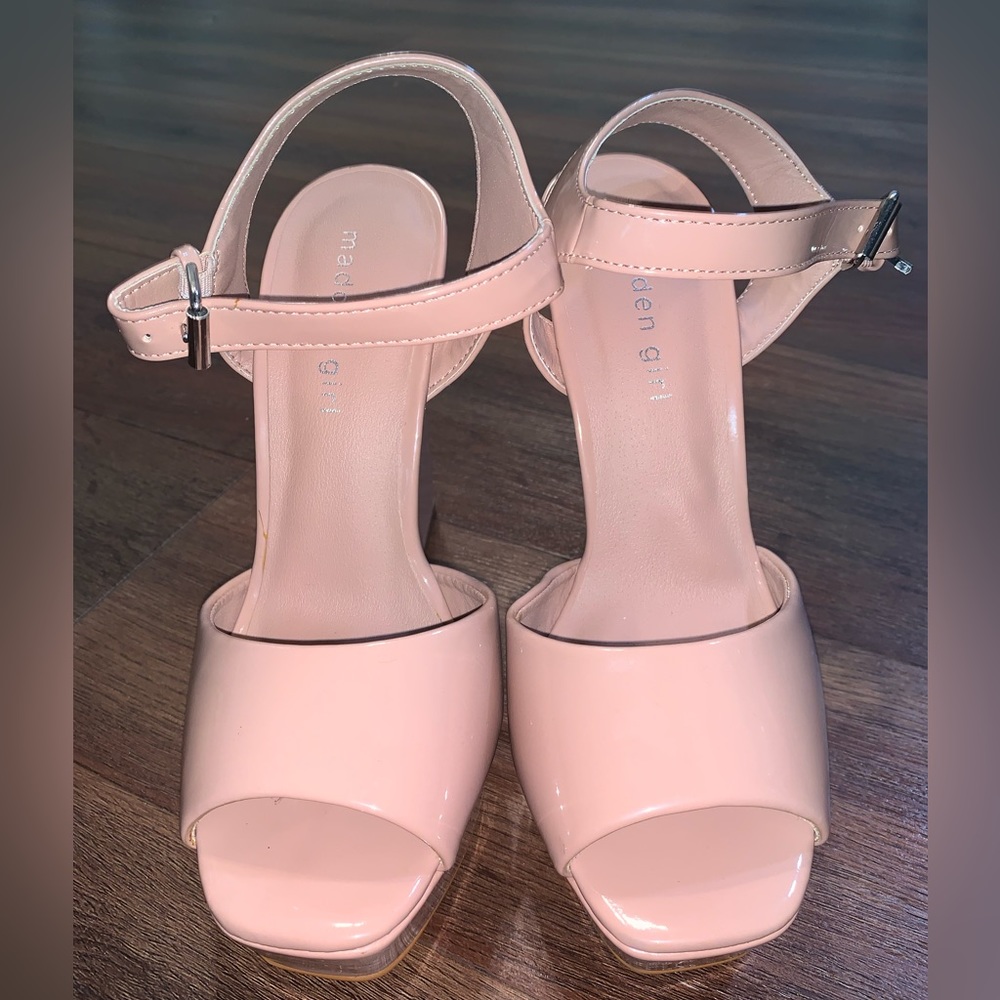 *NEVER WON, JUST SCRATCHED ON BOTTOM* *NO BOX* Nude Open Toe Madden Girl Pump